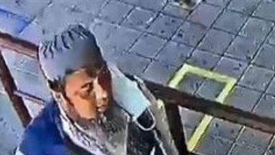 مصاب بكورونا يسعل ويبصق في وجه رجل عمداً أمام شباك تذاكر ببانكوك | فيديو