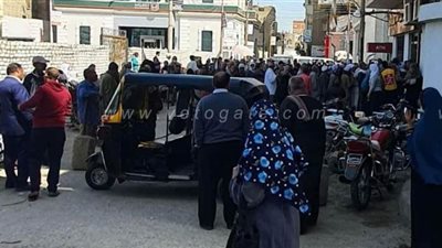 رغم المبادرات.. زحام على مكاتب البريد وماكينات البنوك ببني سويف