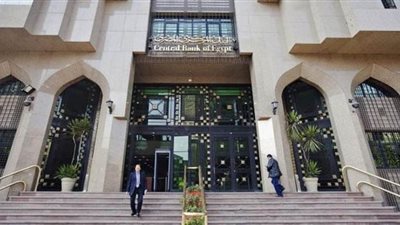 المركزى ينفى وضع حد للسحب من البنوك لتقليل العملاء داخلها