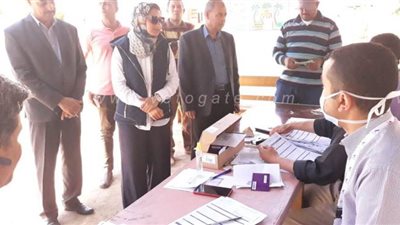 نائب محافظ الوادى الجديد تتابع تسليم شرائح التابلت لطلاب أولى ثانوي | صور