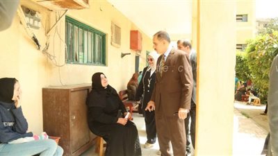 محافظ كفر الشيخ يتفقد عددا من المدارس لمتابعة توزيع شريحة التابلت