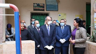 وزير الاتصالات يتابع صرف المعاشات بمركز الخدمات البريدية بالهرم | صور