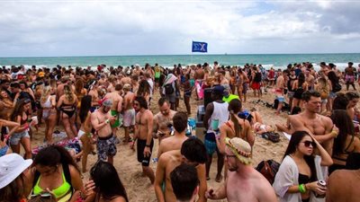 على طريقة إسكندرية.. أمريكيون يكسرون حظر كورونا على شواطئ فلوريدا | فيديو