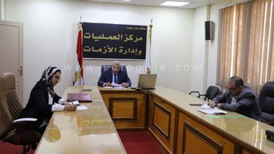 رئيس الوزراء يتابع مع محافظ الوادي الجديد إجراءات مكافحة كورونا