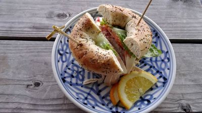 طريقة عمل خبز البيغل بالأومليت والجبن