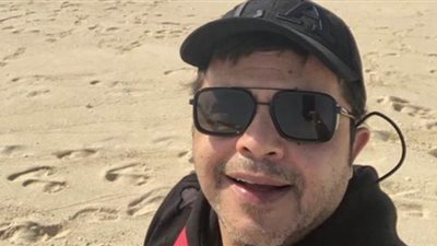 محمد هنيدي ينشر صورته على البحر: أشوفك قريب يا حبيبي