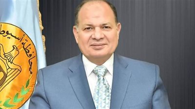 محافظ أسيوط يبحث فتح منافذ جديدة لبيع السلع للمواطنين بأسعار مخفضة