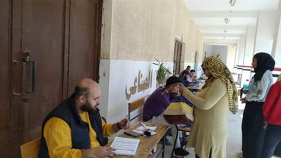 مدارس الجيزة تواصل تسليم شرائح التابلت لطلاب أولى ثانوي