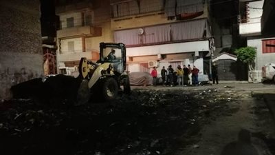 حملات ليلية بشوارع المنصورة للتطهير والتعقيم ورفع القمامة | صور