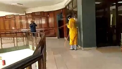 حملة شبابية لتطهير وتعقيم مبنى ديوان عام محافظة قنا| صور