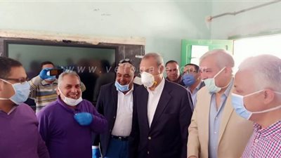 محافظ القليوبية يتابع تسليم شرائح التابلت لأولى ثانوي بالقناطر الخيرية | صور