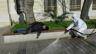 المشردون يسيطرون على شوارع تركيا خلال عمليات تعقيمها