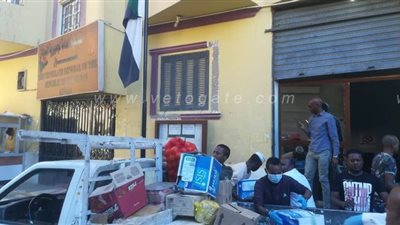 أهالي قرية توشكى بأسوان يقدمون مساعدات للسودانيين العالقيين بسبب كورونا | صور