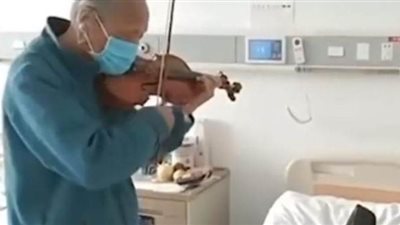 عجوز صينى يعزف الموسيقى للطاقم الطبي بعد شفائه من كورونا| صور