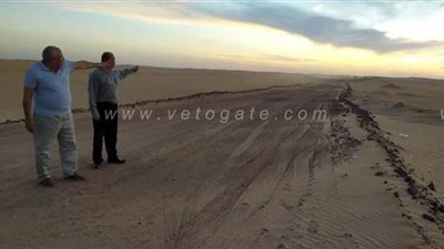 محافظ الوادي الجديد يتفقد أعمال رفع كفاءة طريق موط - العوينات