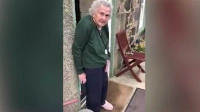 عجوز اسكتلندية تنصح المواطنين بالبقاء في المنزل وتؤكد: 