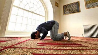 ما حكم إقامة الصلاة لمن يصلي في بيته منفردًا؟.. لجنة الفتوى تجيب