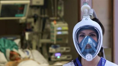 طبيب إيطالي يقترح استخدام قناع الغطس بديلا لأجهزة التنفس