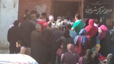 تكدس أمام الوحدة الصحية بشربين في الدقهلية من أجل التطعيم