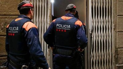 رجل عار يهاجم الشرطة الإسبانية.. ويصرخ: أنا مصاب بكورونا