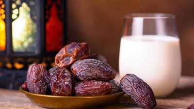 ما حكم من أكل ناسيا في نهار رمضان؟ وهل يبطل صيامه؟