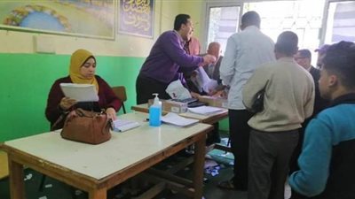 اليوم الأخير.. 5 صور ترصد توزيع شرائح التابلت بالشرقية