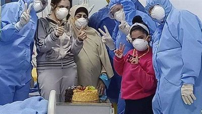 بشمعة وتورتة.. مستشفى العجمي يحتفل بعيد ميلاد الطفلة ليمار داخل الحجر الصحي