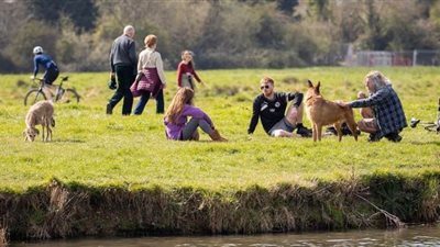 البريطانيون يتجاهلون التحذيرات ويخرجون للمتنزهات وينظمون سباقات للدراجات| صور