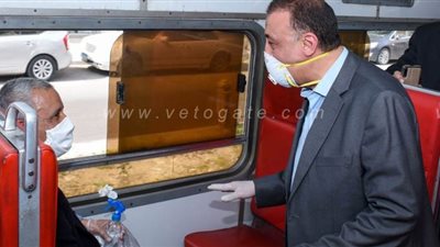 محافظ الإسكندرية يستقل وسائل النقل العام لمتابعة الإجراءات الاحترازية