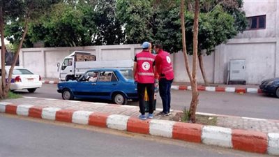 فرق الهلال الأحمر تنشر بوسترات توعية لمواجهة كورونا بشوارع قنا | صور