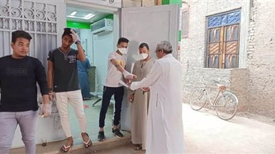 فرق شبابية أمام ماكينات الصراف الآلي بقنا لمساعدة كبار السن | صور