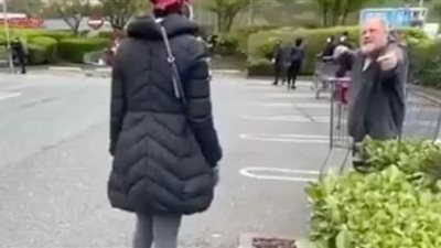 بريطانى يوبخ سيدة لعدم التزامها بمسافة الحماية من كورونا داخل متجر | فيديو