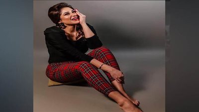 بالأسود والأحمر.. إنجي شرف تخطف الأنظار في جلسة تصوير جديدة