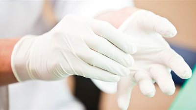 جراح بريطاني يؤكد: القفازات لن تحميك من فيروس كورونا | فيديو