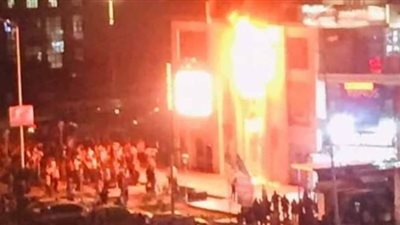 حريق هائل داخل مخزن ومحل في الأزبكية