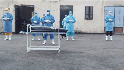 أطباء الدقهلية يؤدون صلاة الجنازة على أول حالة وفاة داخل الحجر الصحي في تمي الأمديد