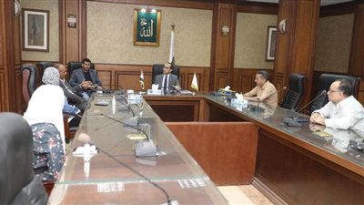 نائب محافظ سوهاج يبحث آليات تقديم المساعدات اللازمة للأسر الأكثر احتياجا