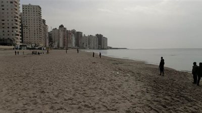 مصايف الإسكندرية تواصل حملات إخلاء الكورنيش والشواطئ | صور