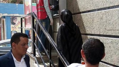 فرق مكافحة فيروس كورونا امام ماكينات الصراف الآلي بقنا | صور