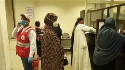 الحفاظ على مسافة أمان بين رواد البنوك في قنا لمنع انتشار كورونا | صور