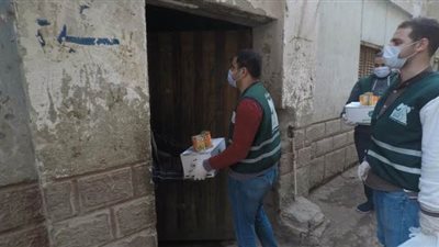 توزيع مواد غذائية على العمالة غير المنتظمة المتضررة من أزمة كورونا بأسيوط