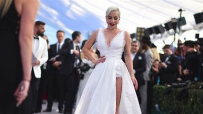 ليدي جاجا تقيم حفلا مباشرا لدعم العاملين بالرعاية الصحية