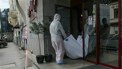 يحضران جثة مسن إلى مكتب البريد للحصول على معاش تقاعده