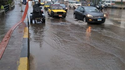 هطول الأمطار الغزيرة على محافظة الإسكندرية.. وانتشار سيارات الصرف الصحي