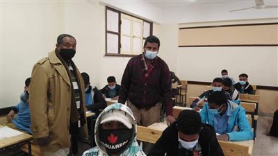 وسط إجراءات احترازية.. طلاب الصف الثاني الثانوي يؤدون امتحان اللغة العربية في الاقصر |صور 