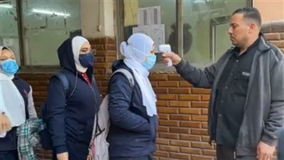 توافد طالبات ثانية ثانوي علي مدرسة الأورمان لأداء امتحان اللغة العربية | فيديو