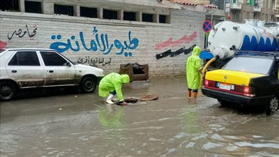 رفع تراكمات مياه الأمطار من شوارع وميادين الإسكندرية | صور