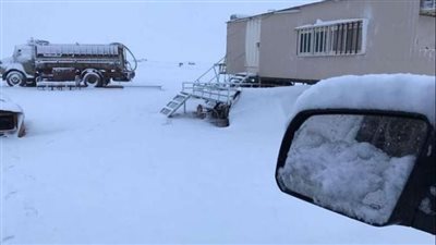 موجة صقيع تضرب السعودية.. والثلوج تغطي منازلها وجبالها 