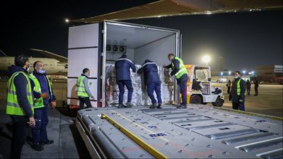 مطار القاهرة يستقبل مليونا و843 ألف جرعة من لقاح فايزر