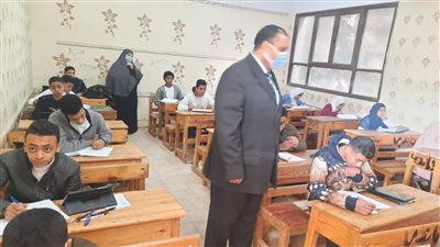 وكيل تعليم بني سويف يراجع الالتزام بإجراءات كورونا بلجان الصف الثاني الثانوي| صور 